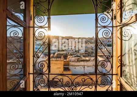 Medina di Fez vista attraverso decorate in stile arabo finestra, Marocco. Foto Stock