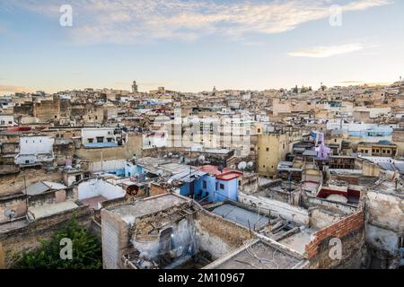 Vista panoramica aerea del centro storico chiamato medina al tramonto, Fez, Marocco, Nord Africa Foto Stock