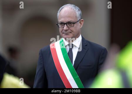 Roma, Italia, 8 dicembre 2022. Il sindaco di Roma Roberto Gualtieri arriva a Piazza di Spagna in occasione della festa dell'Immacolata Concezione, a Roma. Maria Grazia Picciarella/Alamy Live News Foto Stock