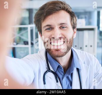 Assistenza sanitaria, selfie e medico con sorriso in ospedale ufficio, felice operatore sanitario o farmacista. Felicità, medicina e operatore medico in Foto Stock