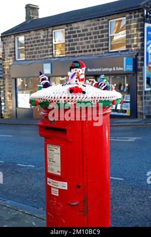 Maglia 'jumper' per Royal Mail Post Box a Leeds, Regno Unito Foto Stock