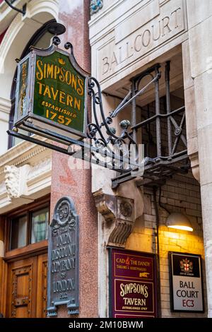 Simpsons Tavern segno a Ball Court, Cornhill nella City of London Financial District. La taverna è stata fondata nel 1757 sul suo attuale sito. Foto Stock