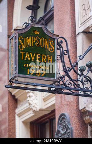 Simpsons Tavern segno a Ball Court, Cornhill nella City of London Financial District. La taverna è stata fondata nel 1757 sul suo attuale sito. Foto Stock