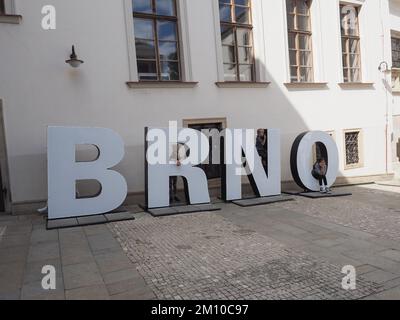 BRNO, REPUBBLICA CECA - CIRCA SETTEMBRE 2022: Persone a Brno segno città Foto Stock