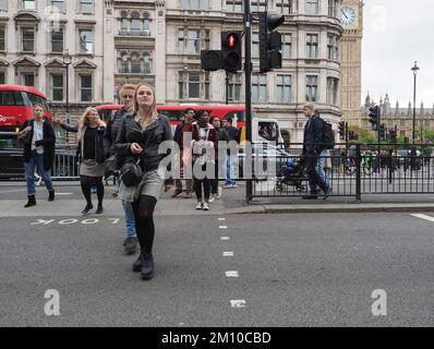 LONDRA, Regno Unito - CIRCA OTTOBRE 2022: Persone nel centro di Londra Foto Stock