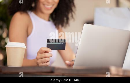 Shopping online, sorriso e donna con computer portatile e carta di credito navigare su internet per il regalo di Natale in caffetteria. E-commerce, shopping e donna nera dentro Foto Stock