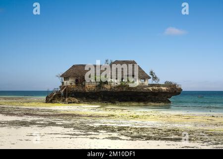 Rock Ristorante a Michanwi Pingwe Beach, Zanzibar, Tanzania Foto Stock