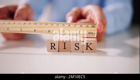 Misurazione del rischio e valutazione strategica. Misurare utilizzando Scala Foto Stock