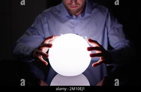 Psichico predicando futuro utilizzando Crystal Ball. Business Visionary Foto Stock