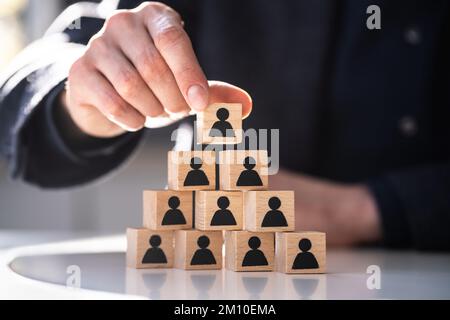 Blocchi di impilamento delle linee di associazione. Concetto di leadership delle risorse umane. Blocchi di legno Foto Stock