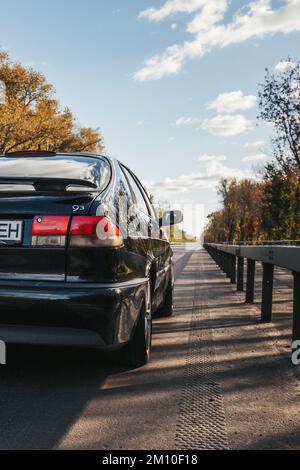 Ucraina, Chernihiv - 10 ottobre 2022: Vecchia auto svedese Saab 9-3 Aero sulla strada Foto Stock