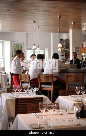 Prima del servizio, il personale sarà lieto di illustrarle nella sala da pranzo del ristorante Seafood di Padstow, in Cornovaglia. Foto Stock