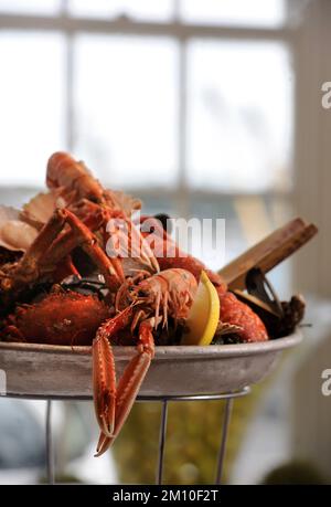 Frutta di mare nella sala da pranzo del ristorante di pesce a Padstow, Cornovaglia. Foto Stock