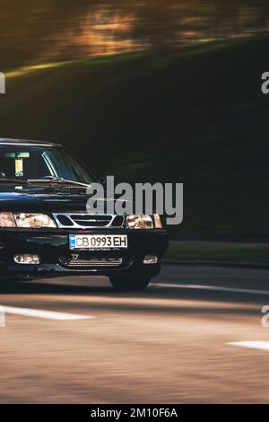 Ucraina, Chernihiv - 10 ottobre 2022: Vecchia auto svedese Saab 9-3 Aero sulla strada. Auto in movimento Foto Stock