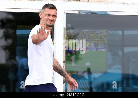 Doha, Qatar, 9 dicembre 2022. Il giocatore di calcio croato Dejan Lovren ha salutato i tifosi di fronte all'hotel Hilton Doha prima della finale di Qatar nei confronti del Brasile, a Doha, in Qatar, il 9 dicembre 2022. Foto: Goran Stanzl/PIXSELL Foto Stock