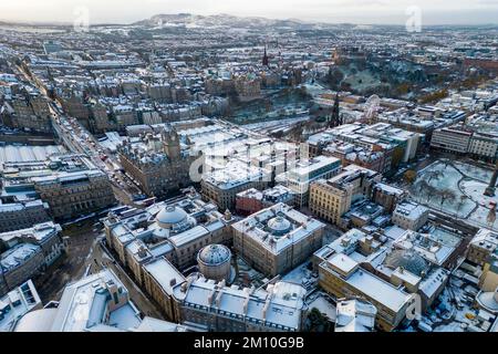 Veduta aerea dei tetti innevati invernali di Edimburgo, Scozia, Regno Unito Foto Stock