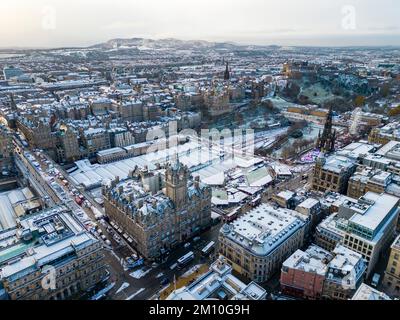 Veduta aerea dei tetti innevati invernali di Edimburgo, Scozia, Regno Unito Foto Stock