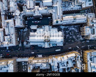 Veduta aerea dei tetti innevati invernali sopra la Cattedrale di St Giles sul Royal Mile nel centro storico di Edimburgo, Scozia, Regno Unito Foto Stock