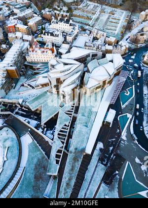 Vista aerea dei tetti innevati invernali degli edifici del Parlamento scozzese a Holyrood, Edimburgo, Scozia, Regno Unito Foto Stock