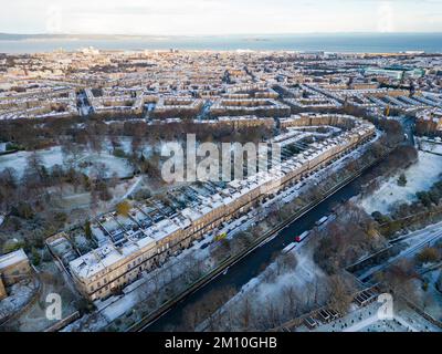 Vista aerea dei tetti innevati invernali su Regent Terrace a Edimburgo, Scozia, Regno Unito Foto Stock