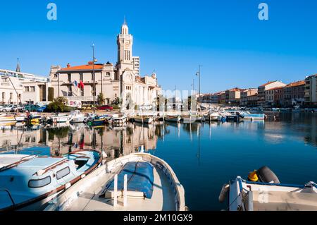 Palazzo Consolare e il canale Peyrade e le sue barche, a Sète, in Hérault in Occitanie, Francia Foto Stock