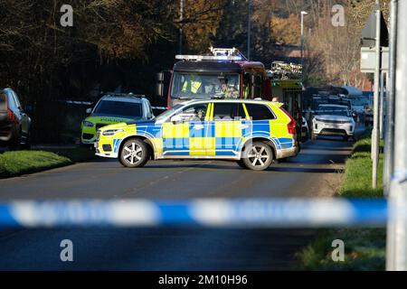 Presteigne, Powys, Galles – Venerdì 9th dicembre 2022 – polizia e servizi antincendio assistono a un incidente presso lo stabilimento Teledyne Labtech di Presteigne. Palestina Action ha rivendicato la responsabilità di entrare nello strumento Labtech che si dice fornisca radar a Israele. Foto Steven Maggio / Alamy Live News Foto Stock