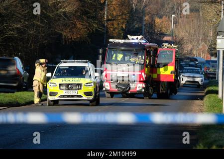 Presteigne, Powys, Galles – Venerdì 9th dicembre 2022 – polizia e servizi antincendio assistono a un incidente presso lo stabilimento Teledyne Labtech di Presteigne. Palestina Action ha rivendicato la responsabilità di entrare nello strumento Labtech che si dice fornisca radar a Israele. Foto Steven Maggio / Alamy Live News Foto Stock