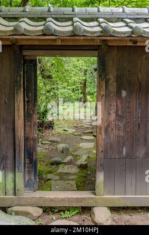 Porta d'ingresso in legno ad un Giardino Giapponese all'Edo Tokyo Open Air Architectural Museum, Tokyo, Giappone Foto Stock