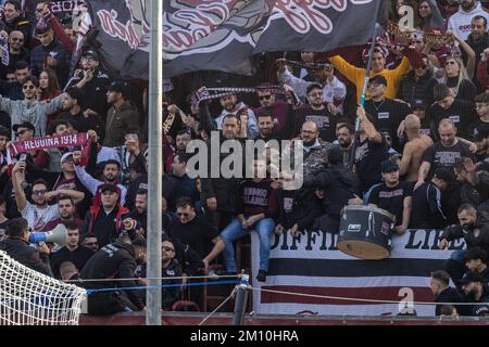 Reggio Calabria, Italia. 08th Dec, 2022. Tifosi di Reggina durante la Reggina 1914 vs Frosinone Calcio, Campionato Italiano di calcio Serie B a Reggio Calabria, dicembre 08 2022 Credit: Independent Photo Agency/Alamy Live News Foto Stock