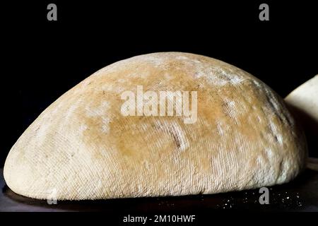 Formaggio fatto in casa dal latte di mucche e pecore che pascolano in alta montagna Foto Stock