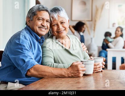 Ogni giorno beviamo ancora un caffè insieme. una coppia matura che beve il caffè insieme a casa. Foto Stock