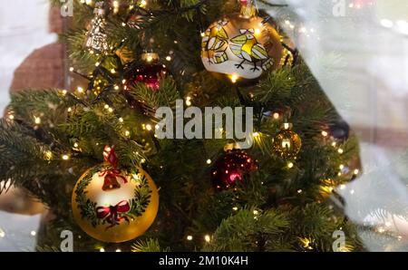 Decorazioni natalizie e giocattoli sull'albero di Natale. Atmosfera di Capodanno. Foto Stock