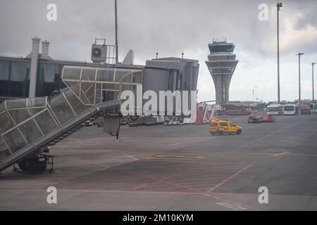 Accesso alla passerella per l'aeromobile e la sua torre di controllo in una giornata grigia e scura. Foto Stock