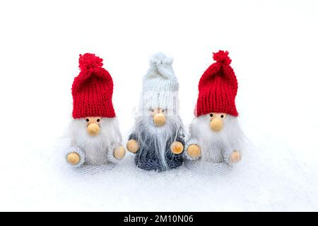 Natale biglietto di Natale Gnomes scandinavo carino con cappello rosso, bianco e barba in neve inverno foresta fiaba neve inverno inverno inverno inverno inverno inverno Ciao dicembre, gennaio, febbraio concetto felice anno nuovo, Natale. Foto Stock