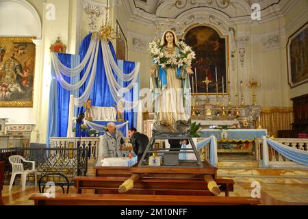 Pagani, Salerno, Italia - 08 dicembre 2022 : Festa dell'Immacolata Concezione. L'Immacolata Concezione di Maria fu formalmente resa ufficiale nel 1854 con una bolla pontificia firmata da Papa Pio IX intitolata Ineffabilis Deus, con la quale si stabilì che la madre di Gesù nacque pura e fu concepita nel grembo completamente priva di peccato, e quindi immacolata. E 'la festa che inizia la stagione di Natale. Vista della statua dell'Immacolata in una chiesa nel centro storico. (Foto di Pasquale Senatore/Pacific Press) Foto Stock