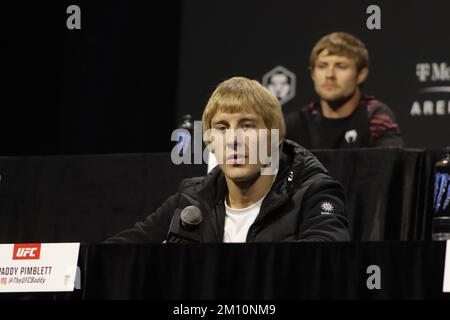 LAS VEGAS, NV - DICEMBRE 8: Paddy Pimblett interagisce con i media durante la Giornata dei media UFC 282 all'UFC Apex il 8 Dicembre 2022, a Las Vegas, Nevada, Stati Uniti. (Foto di Diego Ribas/PxImages) Foto Stock