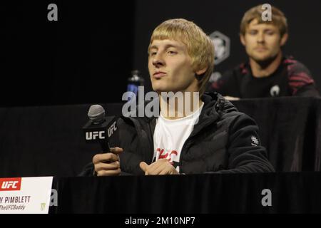 LAS VEGAS, NV - DICEMBRE 8: Paddy Pimblett interagisce con i media durante la Giornata dei media UFC 282 all'UFC Apex il 8 Dicembre 2022, a Las Vegas, Nevada, Stati Uniti. (Foto di Diego Ribas/PxImages) Foto Stock