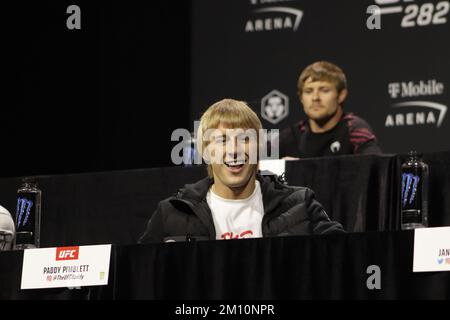 LAS VEGAS, NV - DICEMBRE 8: Paddy Pimblett interagisce con i media durante la Giornata dei media UFC 282 all'UFC Apex il 8 Dicembre 2022, a Las Vegas, Nevada, Stati Uniti. (Foto di Diego Ribas/PxImages) Foto Stock