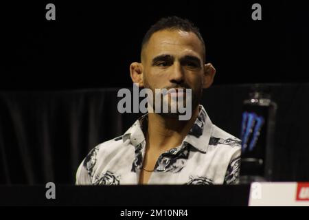 LAS VEGAS, NV - 8 DICEMBRE: Santiago Ponzinibbio interagisce con i media durante la Giornata dei media UFC 282 all'UFC Apex il 8 dicembre 2022, a Las Vegas, Nevada, Stati Uniti. (Foto di Diego Ribas/PxImages) Foto Stock