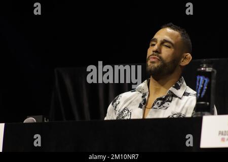 LAS VEGAS, NV - 8 DICEMBRE: Santiago Ponzinibbio interagisce con i media durante la Giornata dei media UFC 282 all'UFC Apex il 8 dicembre 2022, a Las Vegas, Nevada, Stati Uniti. (Foto di Diego Ribas/PxImages) Foto Stock