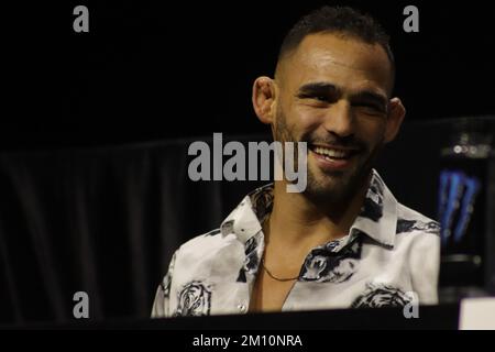 LAS VEGAS, NV - 8 DICEMBRE: Santiago Ponzinibbio interagisce con i media durante la Giornata dei media UFC 282 all'UFC Apex il 8 dicembre 2022, a Las Vegas, Nevada, Stati Uniti. (Foto di Diego Ribas/PxImages) Foto Stock