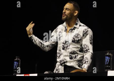 LAS VEGAS, NV - 8 DICEMBRE: Santiago Ponzinibbio interagisce con i media durante la Giornata dei media UFC 282 all'UFC Apex il 8 dicembre 2022, a Las Vegas, Nevada, Stati Uniti. (Foto di Diego Ribas/PxImages) Foto Stock