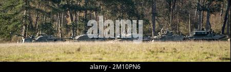 Uno squadrone di esercito britannico FV4034 Challenger 2 II principali carri armati di battaglia su un esercizio di combattimento militare, Wiltshire UK Foto Stock