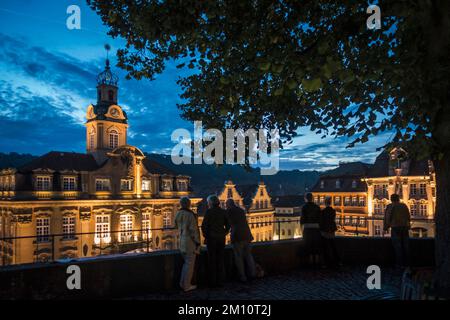 Tourist by Municipio, Schwäbish Hall. Piccola città in Germania Foto Stock