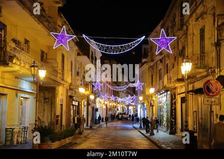 Pagani, Salerno, Italia. 8th Dec, 2022. Pagani, Salerno, Italia - 08 dicembre 2022 : Festa dell'Immacolata Concezione. L'Immacolata Concezione di Maria fu formalmente resa ufficiale nel 1854 con una bolla pontificia firmata da Papa Pio IX intitolata Ineffabilis Deus, con la quale si stabilì che la madre di Gesù nacque pura e fu concepita nel grembo completamente priva di peccato, e quindi immacolata. E 'la festa che inizia la stagione di Natale.visto le decorazioni natalizie lungo le strade della città vecchia. (Credit Image: © Pasquale Senatore/Pacific Press via ZUMA Press Wire) Foto Stock