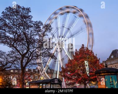 Ruota panoramica al tramonto al mercatino di Natale di Harrogate nel dicembre 2022 Harrogate North Yorkshire England Foto Stock