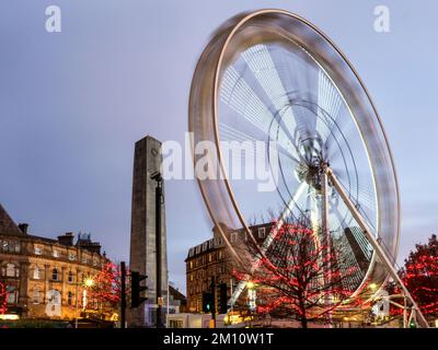 Ruota panoramica al tramonto al mercatino di Natale di Harrogate nel dicembre 2022 Harrogate North Yorkshire England Foto Stock