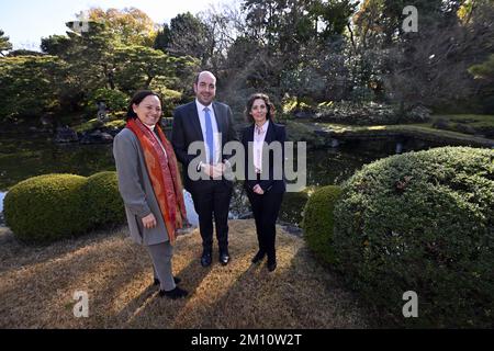 ambasciatore del Belgio in Giappone Roxane de Bilderling, Segretario di Stato Mathieu Michel e Ministro federale Hadja Lahbib pongono il fotografo dopo la commemorazione del 100th° anniversario della donazione di libri giapponesi del 1920s all'Università di Lovanio-Leuven, durante la Missione economica belga in Giappone, Venerdì 09 dicembre 2022 a Kyoto. Una delegazione con la Principessa e vari Ministri visiterà Tokyo, Nagoya, Osaka e Kyoto. FOTO DI BELGA ERIC LALMAND Foto Stock