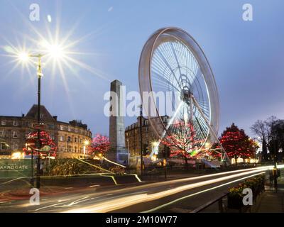 Ruota panoramica al tramonto al mercatino di Natale di Harrogate nel dicembre 2022 Harrogate North Yorkshire England Foto Stock