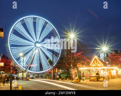 Ruota panoramica al tramonto al mercatino di Natale di Harrogate nel dicembre 2022 Harrogate North Yorkshire England Foto Stock